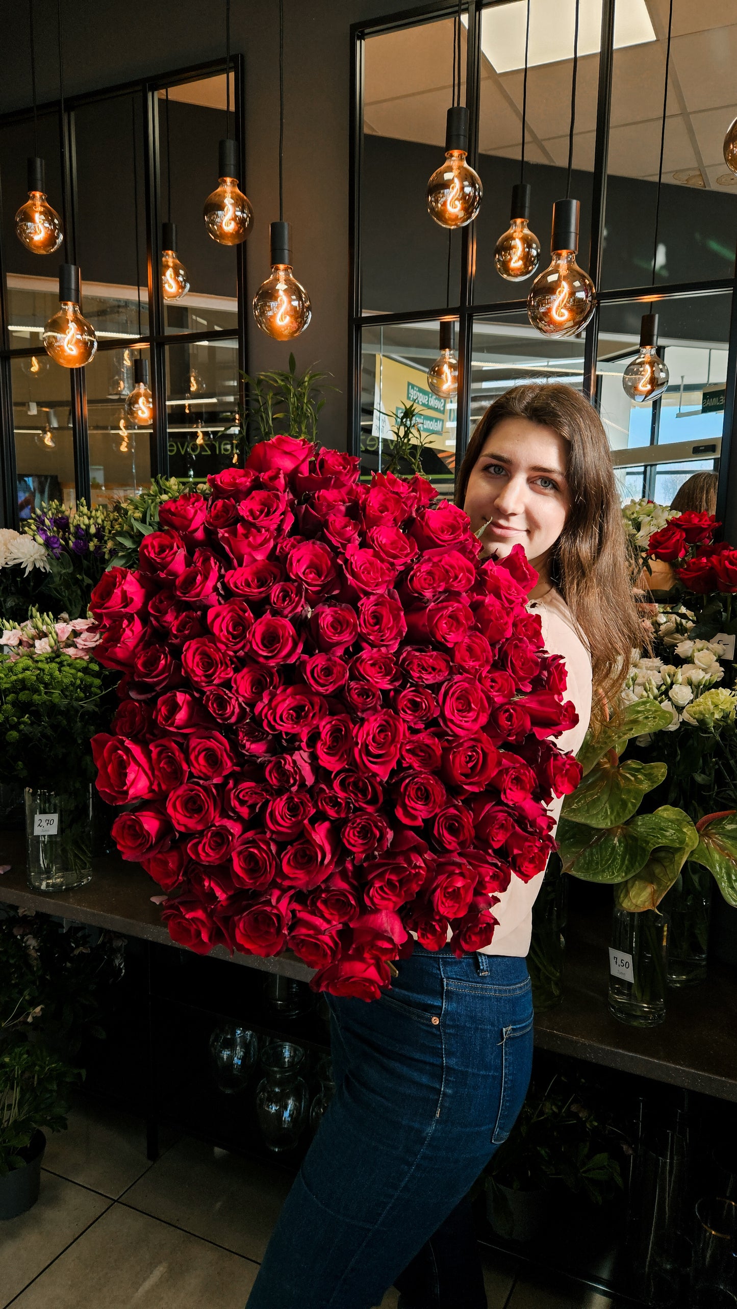 Raudonų rožių puokštė